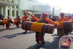 Parade Budaya Lombok Meriahkan  "Car Free Day" Bandung