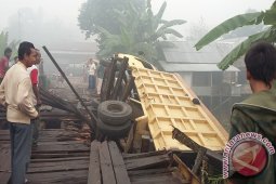 Pasokan Air bersih Terganggu Akibat Jembatan Putus