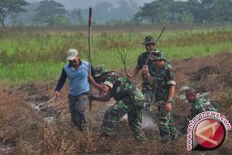 TNI Bantu Petani Basmi Tikus Di Langkat