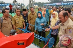 Pemkab Deliserdang Bantu Kelompok Tani Alat Pertanian