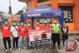 Komunitas Fans MU Tebing Tinggi Bagi Masker Untuk Warga.