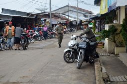 Pol PP Sekadau Tertibkan Pedagang Emperan
