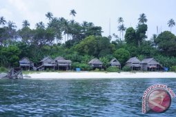 Warga Gotong Royong Sambut Tamu Festival Karimata 2015
