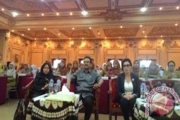 Wagub Jatim Minta Pemerintah Berikan Perhatian Guru-Bidan Honorer