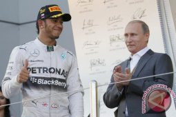 Hamilton Bantah Semprotkan Sampanye ke Putin