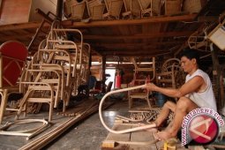 Pemkab Bantu Promosi Kerajinan Rotan Desa Terentang