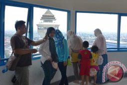 Menara Mesjid Raya Bandung Diserbu Pengunjung