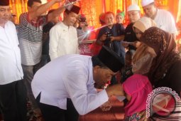 Dahlan Serahkan Santunan Yatim Piatu Dan Jompo