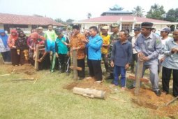 Ketua DPRD Melawi Tancap Tiang Pertama Mts Al Azhar
