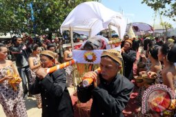 Tradisi Larung Sesaji