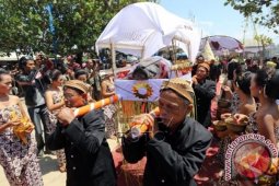 Tradisi Larung Sesaji