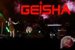 "Lumpuhkan Ingatanku" Geisha Tutup Jatim Fair 2015