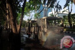 Bus TNI AL Terbakar di Jalan Raya