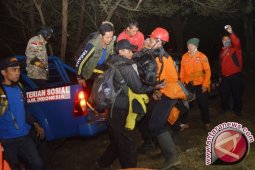 SAR Selamatkan Puluhan Pendaki Terjebak Kebakaran di Lawu