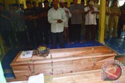 Salatkan Jenazah Pendaki Lawu