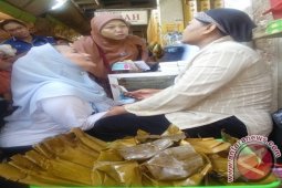 Lucy Tampung Aspirasi Pedagang Pasar Pucang Surabaya