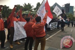 Ratusan Mahasiswa se-Jatim Demo di Grahadi Surabaya
