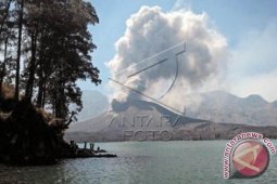 Gunung Barujari di Lombok Meletus
