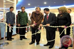 Wali Kota Surabaya Resmikan BI Corner Perpustakaan
