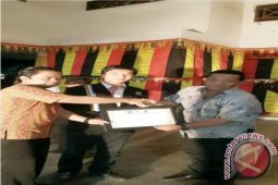 Bupati Madina Terima Penghargaan Bapak Pembangunan Terisolir