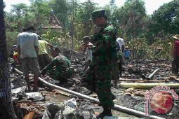 TNI Pamekasan Bantu Korban Kebakaran