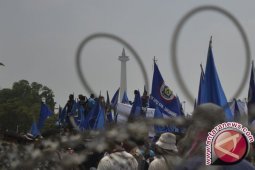 Massa buruh berkumpul di depan Istana