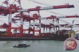 Menyusuri Tepian Laut Bersejarah Tanjung Perak