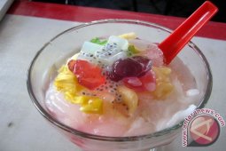 Nyess... Menikmati Segarnya Es Sarang Burung