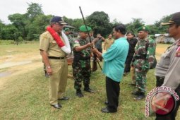 Warga Sintang Serahkan 15 Senpi