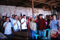 Rasiyo Prihatin Nasib Pedagang Buah Pasar Cepu Surabaya