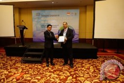 Direktur Air Minum PDAM Tirtanadi  Terima Penghargaan