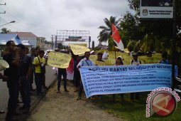 Puluhan warga demo di KPU Mukomuko