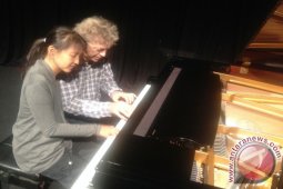 Pianis Asal Prancis Sajikan Piano Empat Tangan
