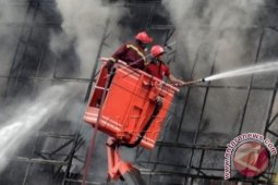 Pusat grosir pakaian di Jambi terbakar