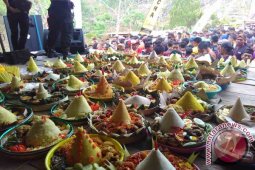 Warga Trenggalek Gelar "Maes Agung" 100 Tumpeng