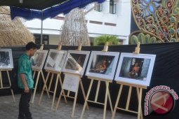 Lembaga Kesehatan Mental Suryani-Undiksha  Pamerkan Foto Orang Gila Terpasung