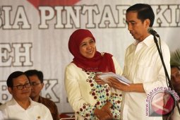 Presiden Bagikan Kartu di Bangkalan
