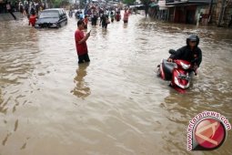 Banjir rendam jalan lintas timur