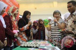 Mahasiswa UMSurabaya Berikan Kado Hasil Daur Ulang Sampah