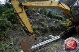 Pemprov Jambi siagakan alat berat tanggulangi longsor