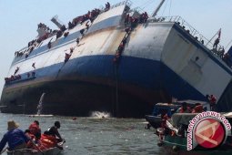 Anggota Lanal Batam Cari Korban Kapal Tenggelam