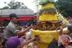 Satpol Ikut Berebut Tumpeng Bersih Nagari Tulungagung