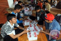 KPU Jember Kerahkan 300 Pelipat Surat Suara