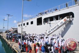 KRI Makassar Ajak "Joy Sailing" pada Masyarakat Morotai
