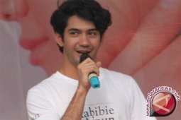 Reza Rahadian Jadi Bos dalam Film Terbaru