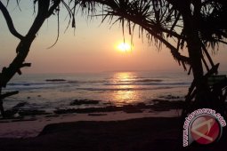 Mengamati Senja Di Balik Pantai Papuma