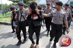 Ratusan massa HMI direlokasi dari GOR Pekanbaru