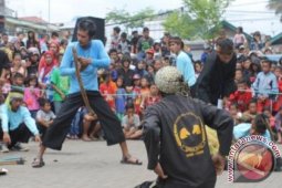 Warga Sumedang Sambut Seni Reak Kuda Lumping