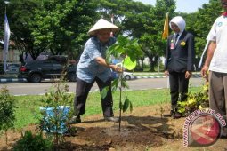 Unej Tanam Selasihan Peringati Hari Menanam Pohon