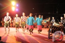 Kolaborasi grup musik Bali-Jateng bawakan garapan "Jalan-Jalan"